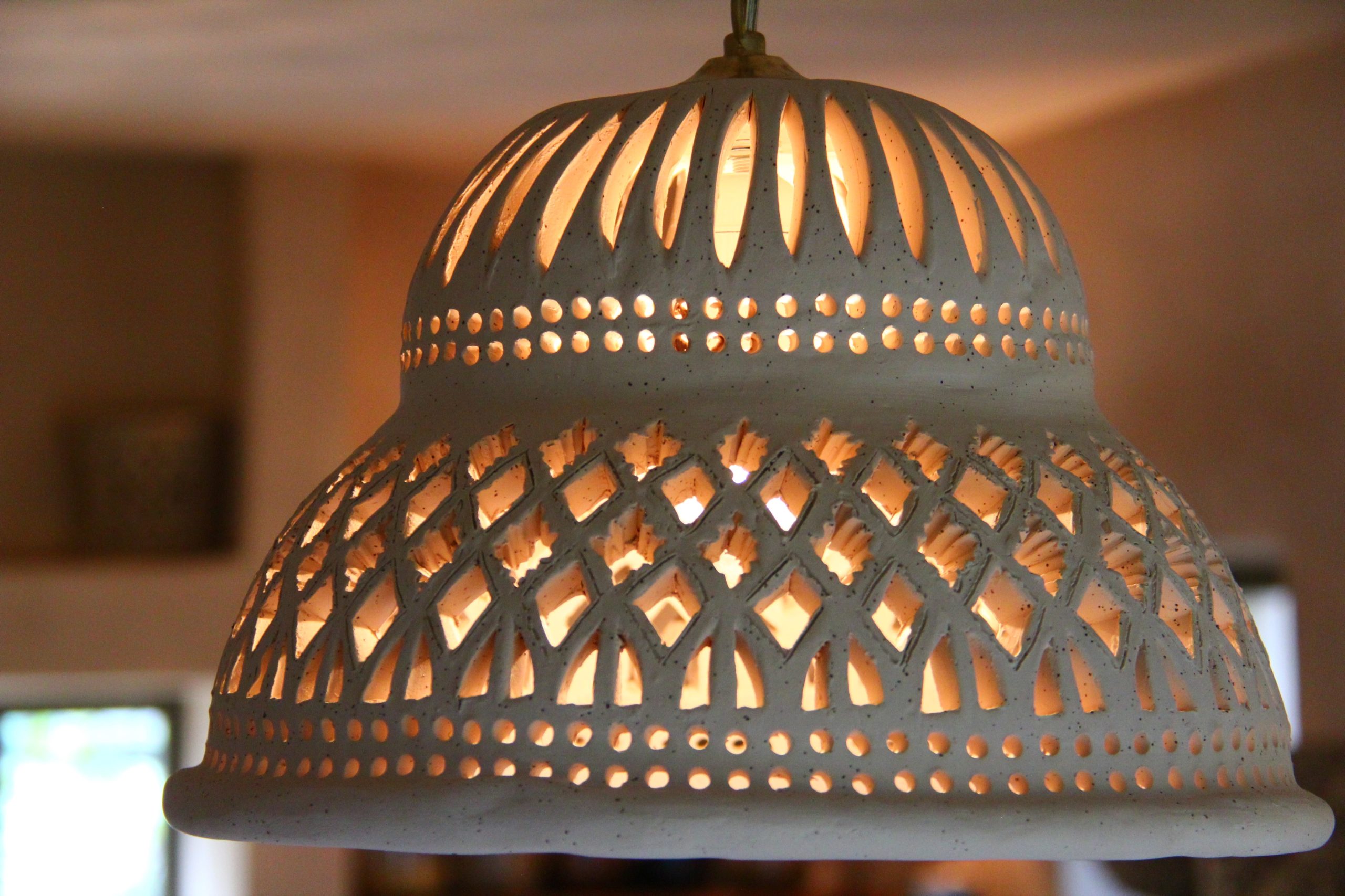 אהיל-מקרמיקה-תלוי-תקרה-מעויינים-מנוקד-scaled